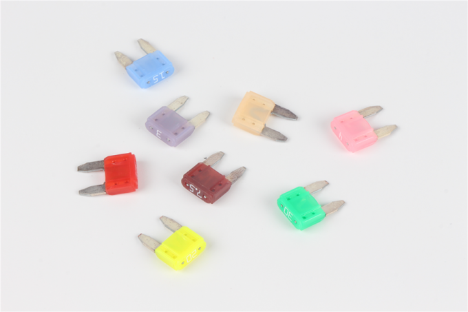작은 fast blow 퓨즈 DC32V 4Amp 자동차 블레이드 퓨즈 작은 플러그인 퓨즈는 중국에서 했습니다