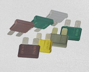 빨리 자동차 교체 퓨즈를 부시오 그러면 DC80v는 작은 블레이드 퓨즈를 이끌었습니다